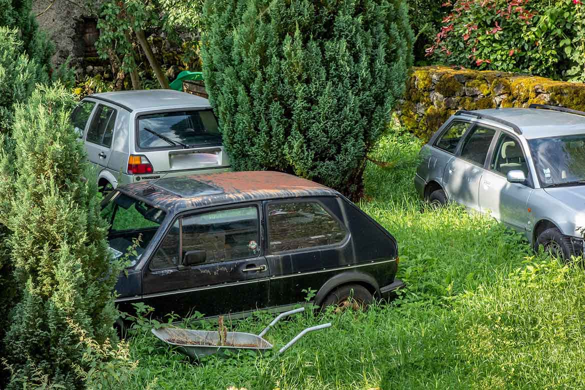 épaves de voiture dans jardin